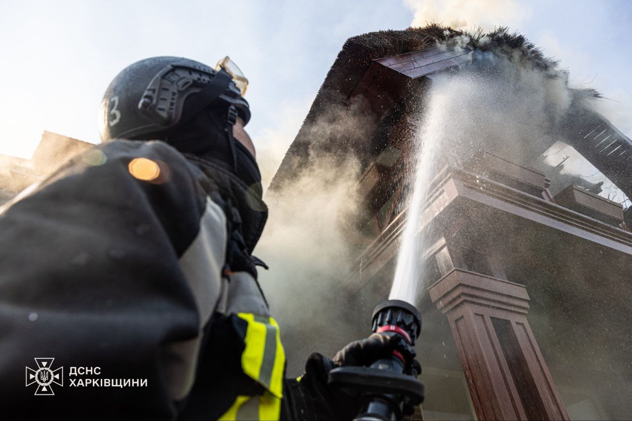Спалахнула маштабна пожежа, яка охопила 7 будинків, через ракетний обстріл: Новини Харкова